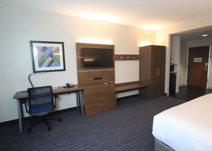 Express & Charleston - North By Ihg 2*