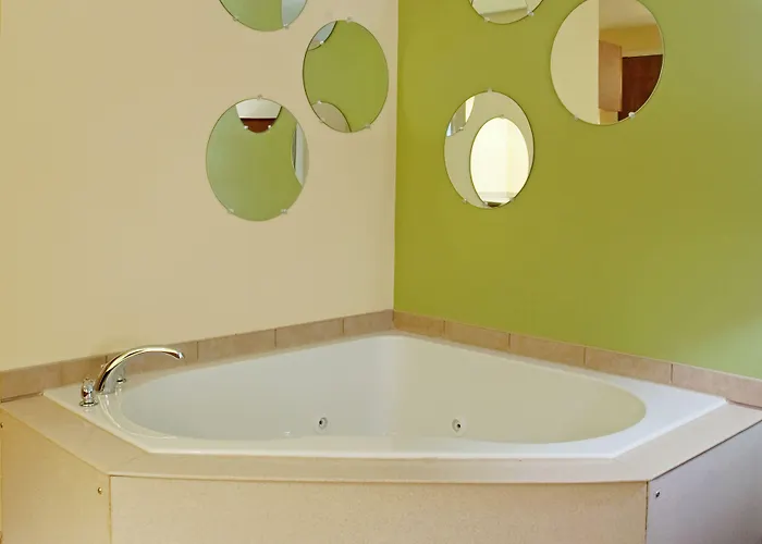Express & Charleston - North By Ihg Hotel 2*