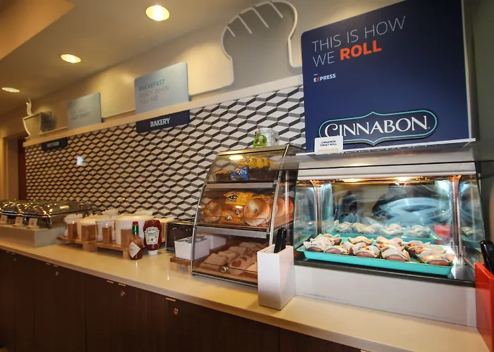 Hotel Express & Charleston - North By Ihg 2*