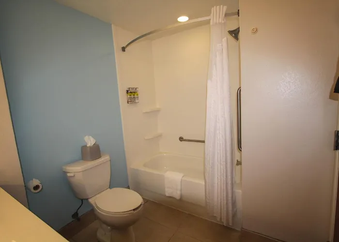 Express & Charleston - North By Ihg Hotel 2*