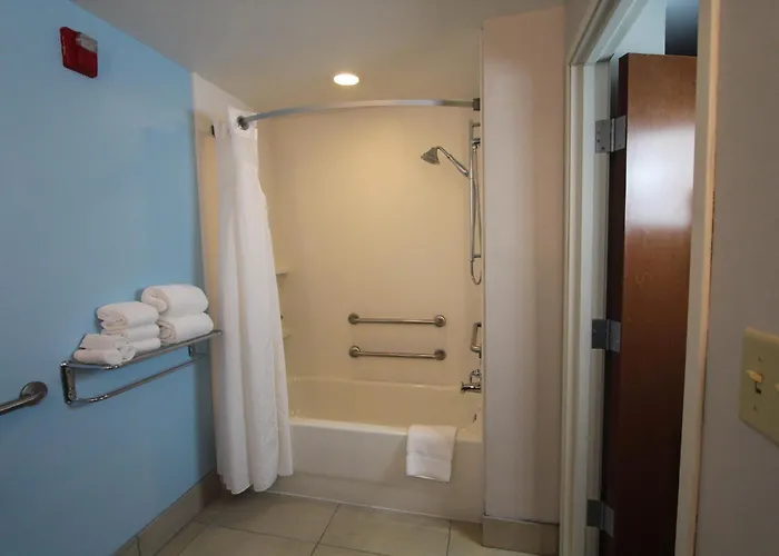 Hotel Express & Charleston - North By Ihg 2*